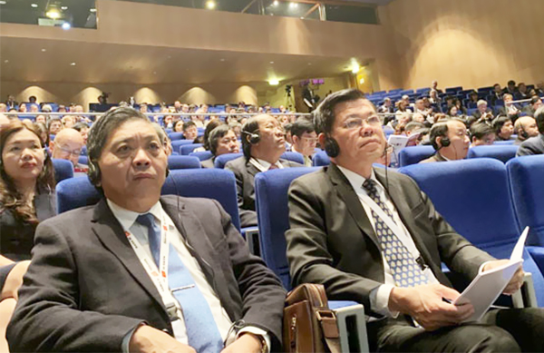 Nguyễn Hồng Lĩnh, Ủy viên Trung ương Đảng, Bí thư Tỉnh ủy, Chủ tịch HĐND tỉnh; Lê Tuấn Quốc, Phó Chủ tịch UBND tỉnh tại hội nghị Hợp tác phi tập trung Việt Nam - Pháp lần thứ 11.