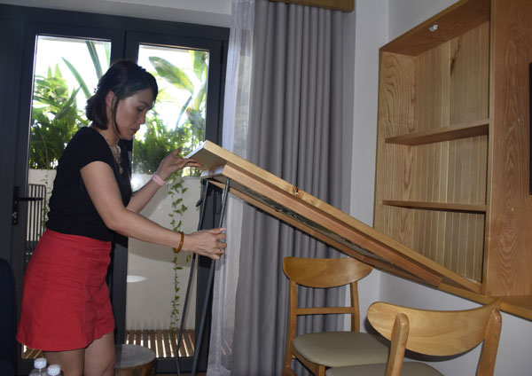 Chị Ngô Nam Phương giới thiệu các tiện ích trong căn hộ của The Avis Apartments. 