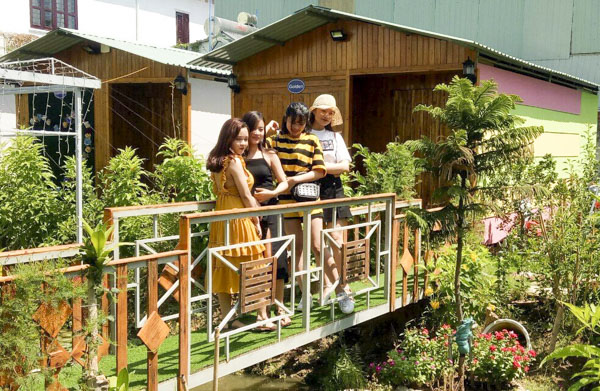 Du khách chụp ảnh “checkin” tại Homestay Seaview. 