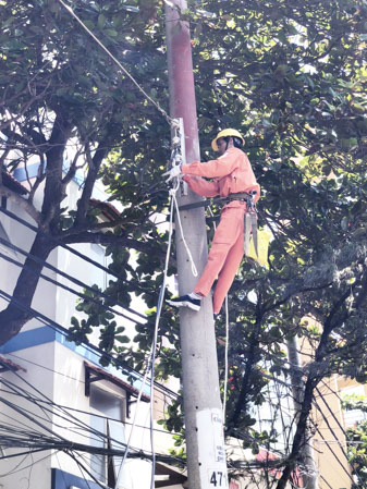 Công nhân Công ty Điện lực BR-VT sửa chữa mạng lưới truyền tải điện.