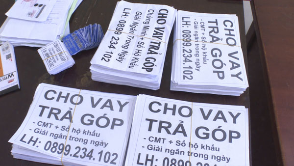 Hồ sơ vay tiền, tờ rơi quảng cáo hoạt động cho vay của nhóm đối tượng cho vay nặng lãi bị cơ quan công an thu giữ.