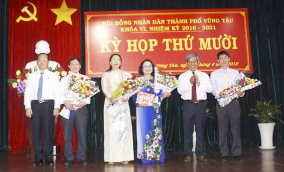 Đồng chí Mai Ngọc Thuận, Ủy viên Ban Thường vụ Tỉnh ủy, Bí thư Thành ủy, Chủ tịch HĐND TP. Vũng Tàu và đồng chí Nguyễn Lập, Tỉnh ủy viên, Chủ tịch UBND TP. Vũng Tàu tặng hoa cảm ơn các đồng chí được miễn nhiệm và chúc mừng các đồng chí được bầu bổ sung chức danh.