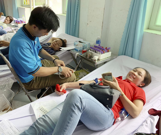 Người dân TP. Bà Rịa hiến máu tình nguyện sáng 5-4.