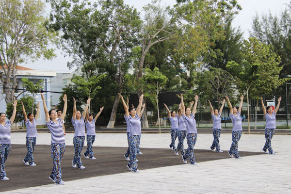 Các nữ quân  nhân thực hiện kiểm tra 4 bài thể dục sáng.