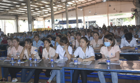 Hơn 500 công nhân tham gia buổi tuyên truyền ATGT. 