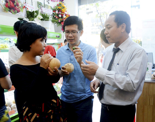 Tiến sĩ Lê Công Nông, Viện trưởng Viện nghiên cứu dầu và cây có dầu (Bộ Công thương) giới thiệu về sản phẩm tại buổi khai trương. 