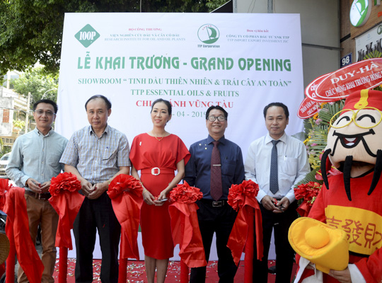 Các đại biểu cắt băng khai trương showroom.