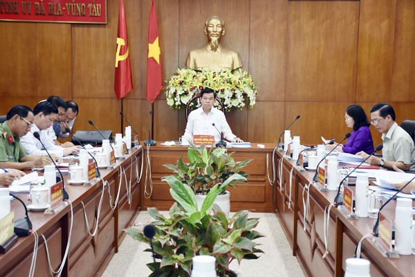 Đồng chí Nguyễn Hồng Lĩnh, Ủy viên Trung ương Đảng, Bí thư Tỉnh ủy, Chủ tịch HĐND tỉnh chủ trì cuộc họp.