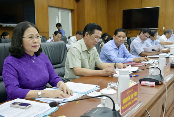 Đồng chí Nguyễn Thị Yến, Phó Bí thư Thường trực Tỉnh ủy, Trưởng Đoàn ĐBQH tỉnh và các đồng chí trong Ban Thường vụ Tỉnh ủy tham dự cuộc họp.