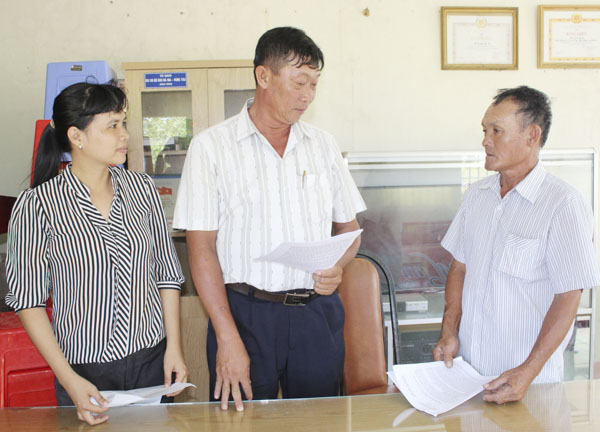 Đồng chí Lương Văn Thu, Bí thư Chi bộ ấp Mỹ An (bìa phải) báo cáo tình hình triển khai các hoạt động, phong trào ở địa phương với đồng chí Phạm Văn Hùng, Phó Bí thư Đảng ủy xã Long Mỹ. 