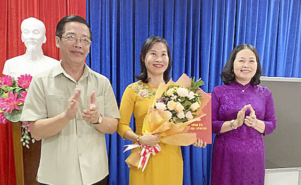 Các đồng chí: Nguyễn Thị Yến, Phó Bí thư Thường trực Tỉnh ủy, Trưởng Đoàn ĐBQH tỉnh; Lưu Tài Đoàn, Ủy viên Ban Thường vụ, Trưởng Ban Tổ chức Tỉnh ủy trao quyết định điều động cho đồng chí Lê Thị Kim Thu.