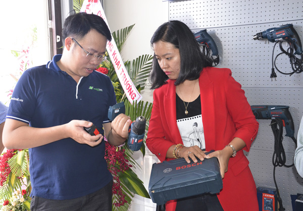 Khách hàng tìm hiểu sản phẩm của Bosch trong ngày khai trương.