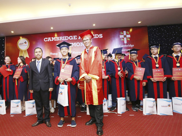 Học viên được trao chứng chỉ ngoại ngữ quốc tế tại Trung tâm Anh ngữ quốc tế Star Edu.