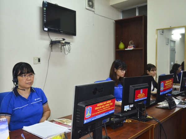 Bộ phận tiếp nhận thông tin phản ảnh, khiếu nại, kiến nghị của người dân qua Tổng đài đường dây nóng 088.8800.247 của tỉnh.