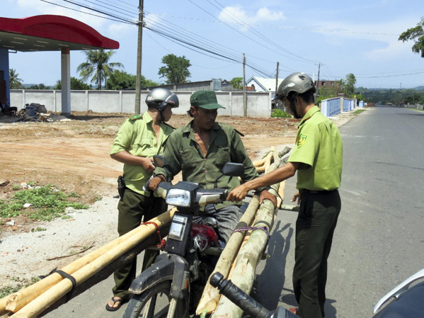 Lực lượng kiểm lâm thuộc Ban Quản lý Khu bảo tồn thiên nhiên Bình Châu - Phước Bủy bắt các đồi tượng xâm phạm rừng.