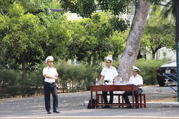 Thiếu úy Bùi Thanh Hưng, Trung đội trưởng Vệ binh thi phần thực hành huấn luyện động tác đi đều, đứng lại, quay tại chỗ.