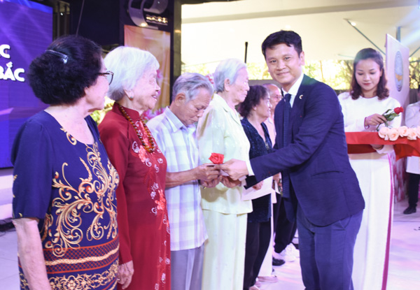 Ông Đậu Thế Anh, Tổng Giám đốc Công ty CP Du lịch Cáp treo Vũng Tàu tặng quà lưu niệm cựu giáo viên các trường HS miền Nam trên đất Bắc.