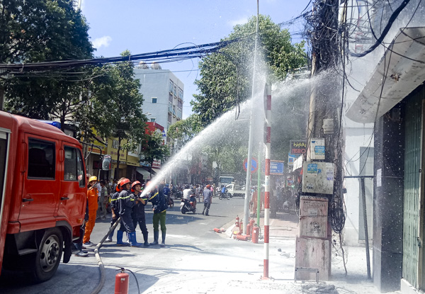 Lực lượng Cảnh sát PCCC phun nước dập lửa.