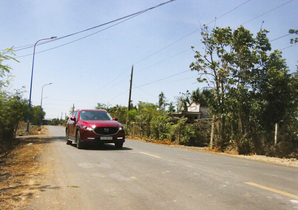 Tuyến đường nhựa dài 2,5km nối liền từ thôn 1 xã Suối Rao (huyện Châu Đức) đến xã Long Tân (huyện Đất Đỏ) được đưa vào sử dụng tháng 2-2019, giúp người dân đi lại thuận tiện hơn.