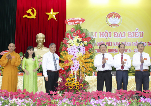 Đồng chí Bùi Thanh Nghĩa, Ủy viên Ban Thường vụ Tỉnh ủy, Chủ tịch UBMTTQ Việt Nam tỉnh tặng hoa chúc mừng Đại hội.