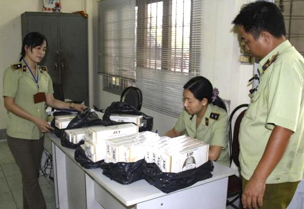 Tang vật một vụ vận chuyển thuốc lá điếu nhập lậu bị lực lượng quản lý thị trường tỉnh phát hiện, bắt giữ. Ảnh: PHƯƠNG NAM