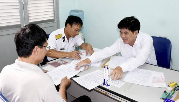 Chỉ số tiếp cận đất đai là một trong những chỉ số được cải thiện nhiều khi phân tích về PCI của BR-VT trong năm 2018. Trong ảnh: Tiếp nhận hồ sơ đất đai tại chi nhánh Văn phòng Đăng ký đất đai TP. Vũng Tàu. Ảnh: MINH TÂM