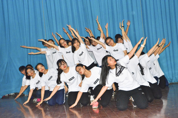 Học sinh lớp 12A5, Trường THPT Vũng Tàu tập duyệt tiết mục nhảy hiện đại “Young gods & handclap” chuẩn bị cho chương trình văn nghệ của giải. Ảnh: THI PHONG