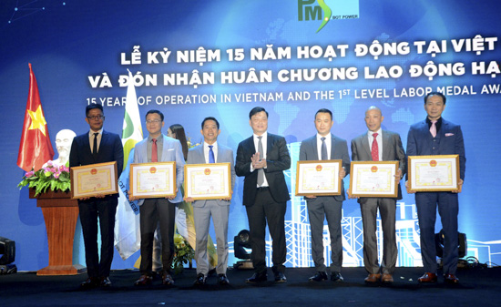 Đồng chí Nguyễn Thành Long, Ủy viên Ban Thường vụ Tỉnh ủy, Phó Chủ tịch UBND tỉnh tặng Bằng khen của UBND tỉnh cho 6 cá nhân của Công ty Điện lực TNHH BOT Phú Mỹ 3 đã có nhiều đóng góp trong 15 năm xây dựng và phát triển công ty, giai đoạn 2014-2018.