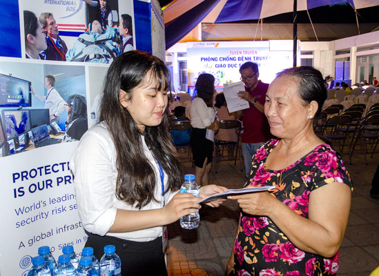 Ban Tổ chức tặng sổ tay phòng chống bệnh truyền nhiễm cho người dân tham gia chương trình.