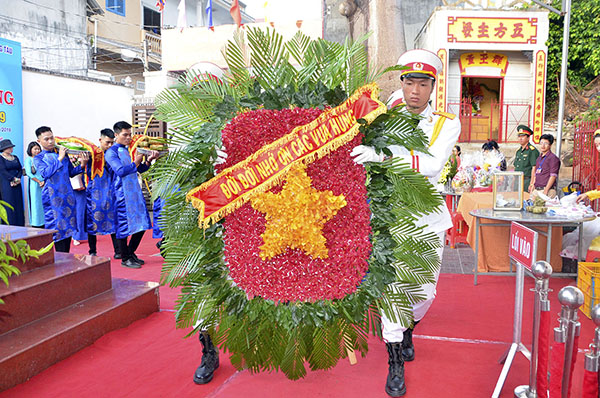 Dâng vòng hoa mang dòng chữ “Đời đời nhớ ơn các Vua Hùng”.