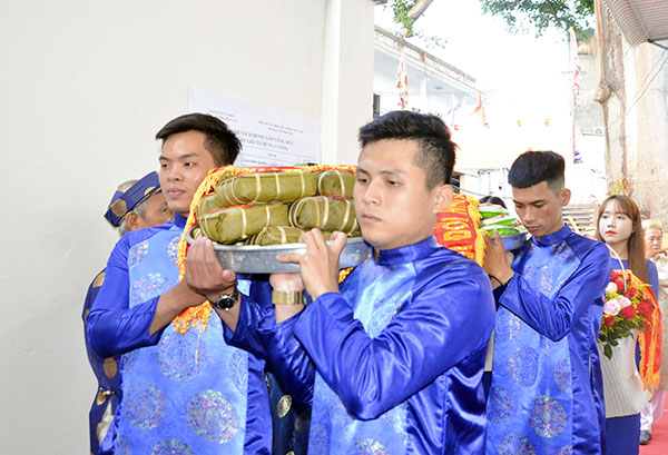 Dâng bánh chưng, bánh dày lên các Vua Hùng.