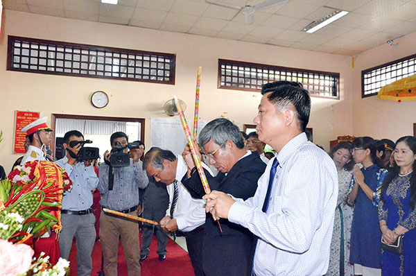 Trần Văn Tuấn, Phó Chủ tịch UBND tỉnh dâng hương tưởng nhớ công ơn các Vua Hùng.