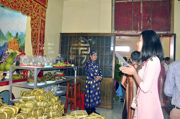 Người dân chiêm bái, tưởng nhớ công ơn các Vua Hùng trong ngày giỗ Tổ.
