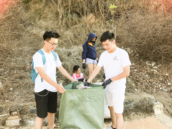 Các bạn trẻ TP. Vũng Tàu tham gia nhặt rác tại bãi biển khu vực mũi Nghinh Phong.