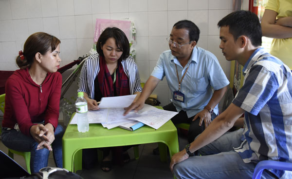 Du khách chơi đắp cát tại Bãi Sau.
