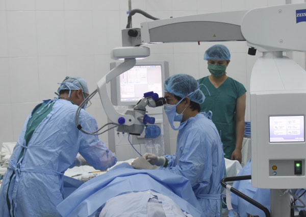 Do phải bảo đảm quy định của BHYT, nên Bệnh viện Mắt tỉnh luôn phải cân nhắc việc sử dụng kỹ thuật cao, thuốc đắt tiền cho bệnh nhân có BHYT. Trong ảnh: Một ca phẫu thuật mắt tại BV Mắt tỉnh.