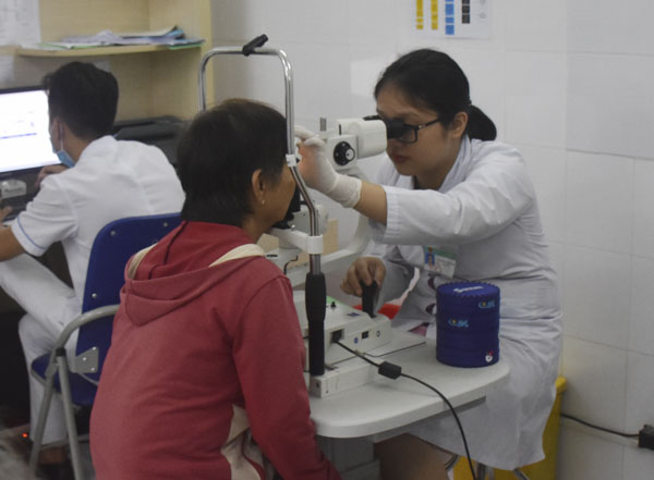 Bác sĩ thăm khám cho bệnh nhân tại BV Mắt tỉnh.