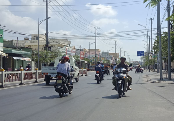 Người điều khiển xe máy đi ngược chiều trên đường 30-4, TP. Vũng Tàu.