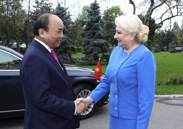 Thủ tướng Romania Viorica Dancila đón Thủ tướng Nguyễn Xuân Phúc.