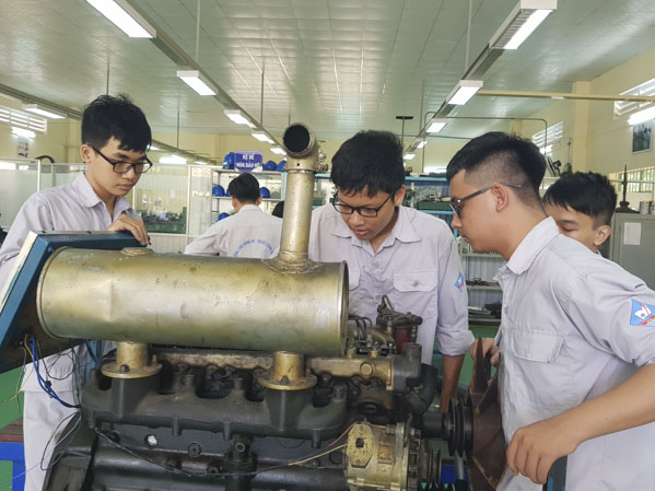 SV Trường CĐ Kỹ thuật Công nghệ tỉnh trong giờ thực hành.