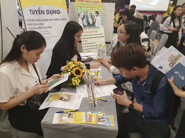 Người lao động làm thủ tục tuyển dụng vào Nam A Bank tại ngày hội việc làm, diễn ra đầu tháng 4 -2019.