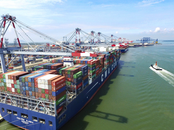 Tàu CC Alaska trọng tải 12.600 TEUs của hãng CMA CGM cập Cảng Quốc tế Cái Mép (CMIT) cuối năm 2018. Ảnh: NGÂN HÀ