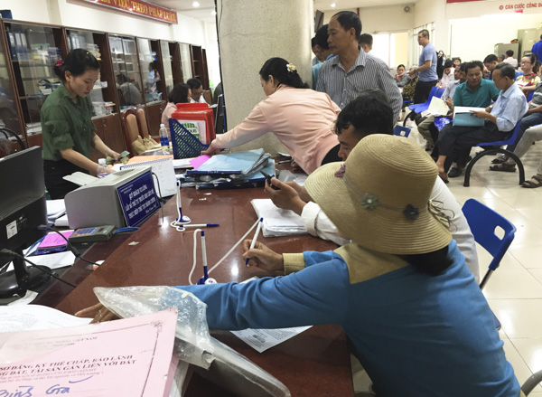 Bộ phận một cửa của huyện Châu Đức hiện đang trong tình trạng quá tải số lượng người dân đến làm hồ sơ chuyển nhượng quyền sử dụng đất.