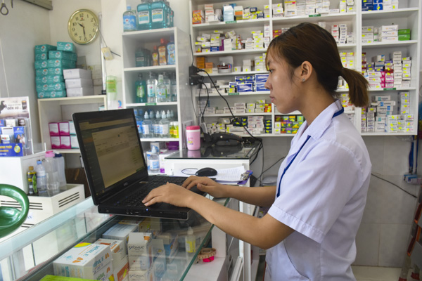Nhân viên nhà thuốc Á Châu (TP.Vũng Tàu) nhập thông tin thuốc bán lẻ vào phần mềm quản lý thuốc.