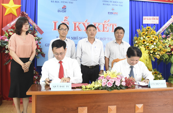 Đại diện BVDIF (bìa trái) và đại diện EVN ký kết hợp tác.