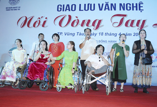 Tiết mục đồng ca “Cuội đời vẫn đẹp sao” do các hội viên Hội Người khuyết tật TP.Vũng Tàu và Hội Người khuyết tật tỉnh Lâm Đồng biểu diễn tại chương trình.