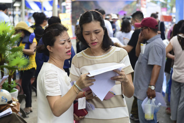 Du khách tìm hiểu thông tin tại gian hàng của ngành du lịch Bà Rịa-Vũng Tàu.