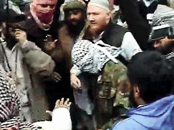 Storm (giữa) và các chiến binh thánh chiến al Qaeda.  