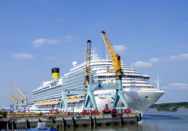 Tàu du lịch Costa Venezia.