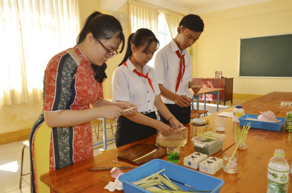 Cô Ngọc Anh và 2 em HS: Hữu Khang, Bảo Ngân làm ống hút từ sả - đề tài đạt giải Ba cấp tỉnh Cuộc thi sáng tạo KH-KT năm học 2018-2019.